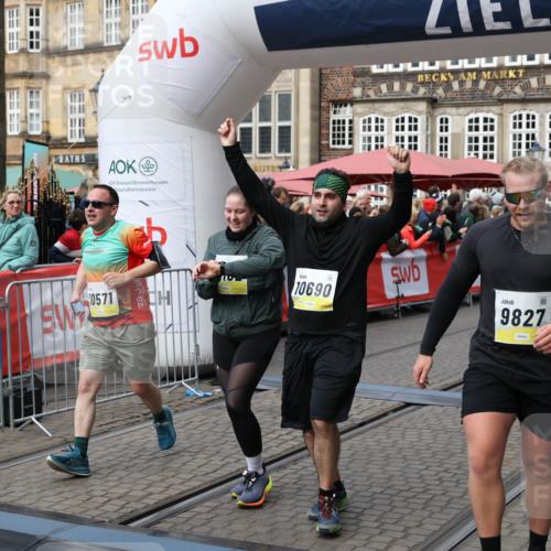 05.10.2025 - 20. swb-Marathon Bremen Yannick Fuchs http://msf.ph/oto/9226653 05.10.2025 11:00:56 Ziel 9327, 9389, 9827, 9858, 10182, 10571, 10690, 10872, 10901, 11155 meine-sportfotos.de