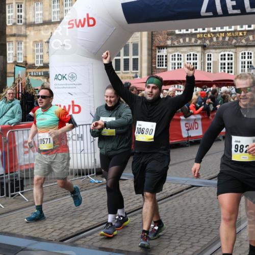 05.10.2025 - 20. swb-Marathon Bremen Yannick Fuchs http://msf.ph/oto/9226661 05.10.2025 11:00:56 Ziel 9327, 9389, 9827, 9858, 10182, 10571, 10690, 10872, 10901, 11155 meine-sportfotos.de