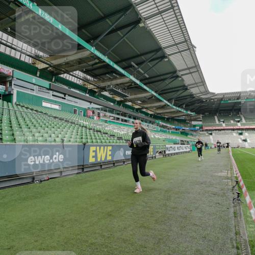 05.10.2025 - 20. swb-Marathon Bremen Michael Burmester http://msf.ph/oto/9226684 05.10.2025 10:48:06 Laufen im Stadion 9323, 9348, 9408, 9477, 9563, 9679, 9698, 9705, 9805, 10012, 10076, 10198, 10613, 10795, 10874, 10913, 11631, 11690, 11743, 9691, 9946, 10041, 10677, 11043 meine-sportfotos.de