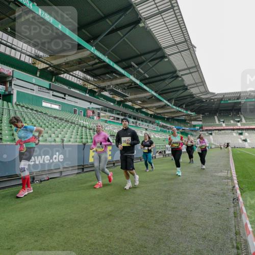 05.10.2025 - 20. swb-Marathon Bremen Michael Burmester http://msf.ph/oto/9226708 05.10.2025 10:48:36 Laufen im Stadion 9408, 9679, 9698, 9705, 10012, 10076, 10361, 10362, 10613, 10795, 10874, 10913, 11109, 11480, 11631, 11690, 11743, 9323, 9348, 9477, 9563, 9679, 9805, 10198 meine-sportfotos.de