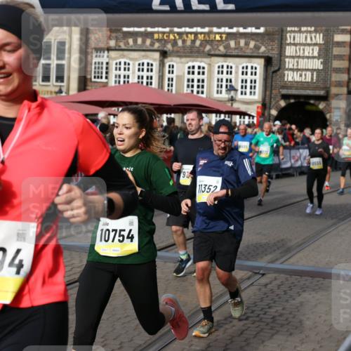 05.10.2025 - 20. swb-Marathon Bremen Yannick Fuchs http://msf.ph/oto/9226728 05.10.2025 10:57:46 Ziel 9309, 9372, 9585, 9747, 9904, 9914, 9943, 9962, 10225, 10250, 10329, 10555, 10694, 10739, 10754, 11352, 11360, 11583 meine-sportfotos.de