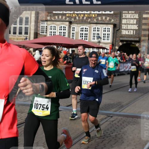 05.10.2025 - 20. swb-Marathon Bremen Yannick Fuchs http://msf.ph/oto/9226733 05.10.2025 10:57:46 Ziel 9309, 9372, 9585, 9747, 9904, 9914, 9943, 9962, 10225, 10250, 10329, 10555, 10694, 10739, 10754, 11352, 11360, 11583 meine-sportfotos.de