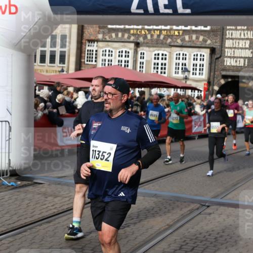 05.10.2025 - 20. swb-Marathon Bremen Yannick Fuchs http://msf.ph/oto/9226747 05.10.2025 10:57:47 Ziel 9309, 9372, 9585, 9747, 9943, 10225, 10250, 10329, 10555, 10694, 10739, 10754, 11352, 11360, 11520, 11521, 11583 meine-sportfotos.de