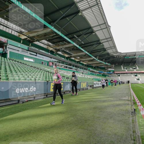 05.10.2025 - 20. swb-Marathon Bremen Michael Burmester http://msf.ph/oto/9226755 05.10.2025 10:49:30 Laufen im Stadion 9247, 9405, 9445, 9513, 9688, 9753, 9857, 10072, 10133, 10184, 10488, 10700, 10720, 11190, 11216, 11625, 11643, 10361, 10362, 11109, 11480 meine-sportfotos.de
