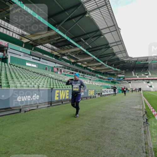 05.10.2025 - 20. swb-Marathon Bremen Michael Burmester http://msf.ph/oto/9226771 05.10.2025 10:49:46 Laufen im Stadion 9247, 9405, 9445, 9513, 9688, 9733, 9808, 9857, 10035, 10072, 10133, 10184, 10373, 10488, 10700, 10720, 10724, 10731, 11190, 11625, 11643, 9753, 11216, 11625 meine-sportfotos.de