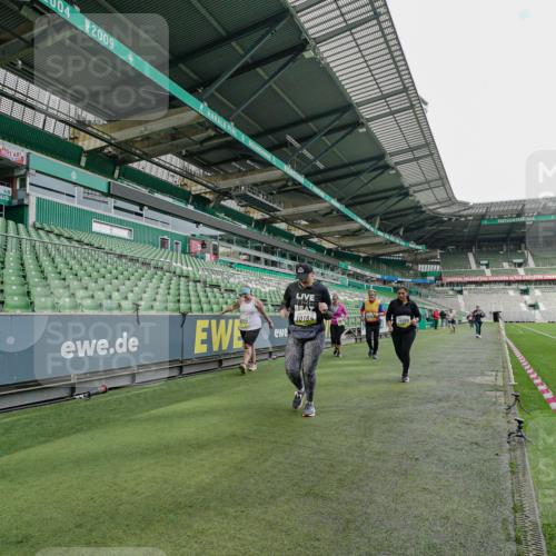 05.10.2025 - 20. swb-Marathon Bremen Michael Burmester http://msf.ph/oto/9226790 05.10.2025 10:50:12 Laufen im Stadion 9445, 9733, 9808, 9857, 10035, 10072, 10096, 10133, 10184, 10373, 10700, 10724, 10731, 11190, 9405, 9513, 9688, 10488, 10720, 11643 meine-sportfotos.de