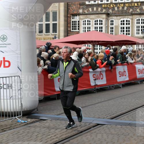 05.10.2025 - 20. swb-Marathon Bremen Yannick Fuchs http://msf.ph/oto/9226904 05.10.2025 11:00:59 Ziel 9327, 9389, 9827, 10182, 10571, 10690, 11155 meine-sportfotos.de