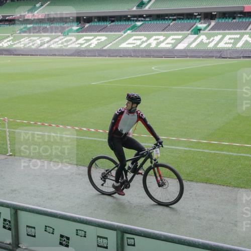 05.10.2025 - 20. swb-Marathon Bremen Michael Burmester http://msf.ph/oto/9226915 05.10.2025 10:17:10 Laufen im Stadion 11, 33 meine-sportfotos.de