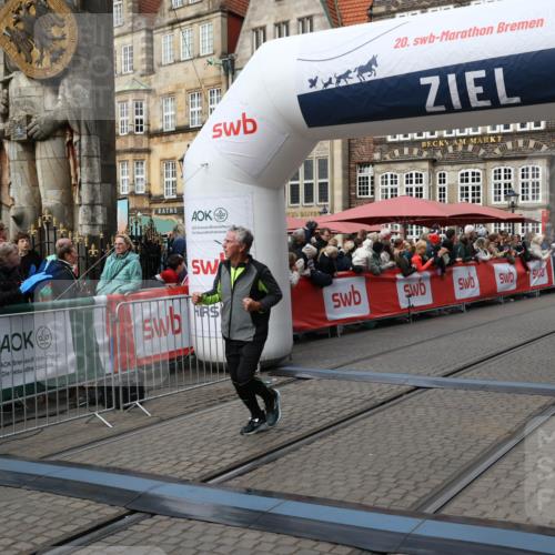 05.10.2025 - 20. swb-Marathon Bremen Yannick Fuchs http://msf.ph/oto/9226935 05.10.2025 11:00:59 Ziel 9327, 9389, 9827, 10182, 10571, 10690, 11155 meine-sportfotos.de