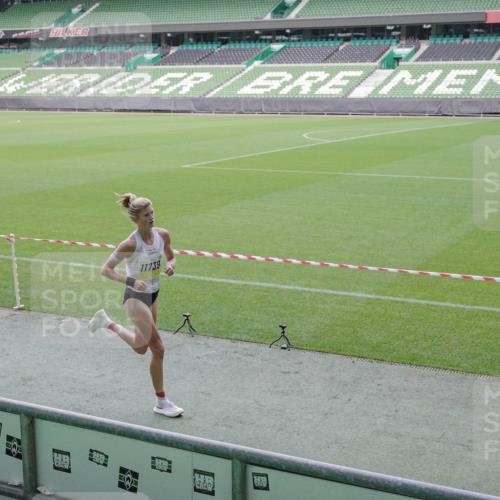 05.10.2025 - 20. swb-Marathon Bremen Michael Burmester http://msf.ph/oto/9226943 05.10.2025 10:17:24 Laufen im Stadion 11, 11739 meine-sportfotos.de