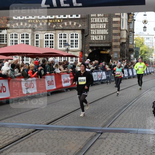 05.10.2025 - 20. swb-Marathon Bremen Yannick Fuchs http://msf.ph/oto/9226954 05.10.2025 11:01:03 Ziel 9600, 10258, 11155 meine-sportfotos.de