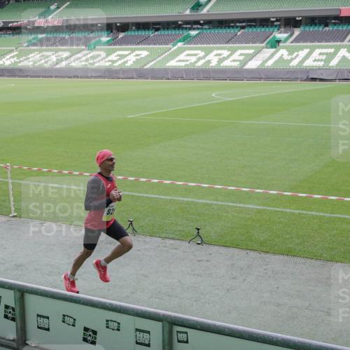 05.10.2025 - 20. swb-Marathon Bremen Michael Burmester http://msf.ph/oto/9226961 05.10.2025 10:17:31 Laufen im Stadion 11, 9291, 10905, 11739 meine-sportfotos.de