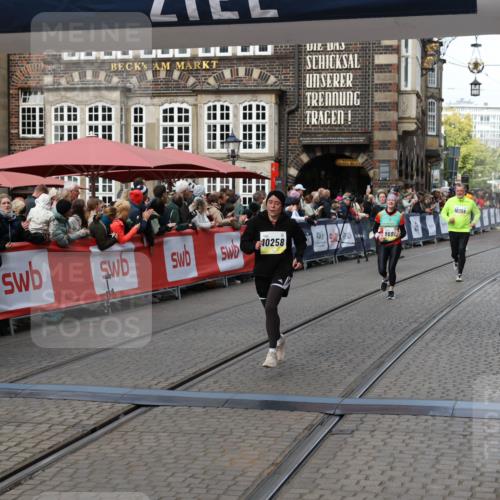 05.10.2025 - 20. swb-Marathon Bremen Yannick Fuchs http://msf.ph/oto/9226963 05.10.2025 11:01:03 Ziel 9600, 10258, 11155 meine-sportfotos.de