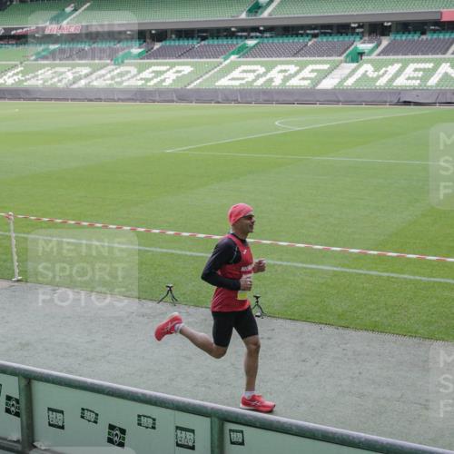 05.10.2025 - 20. swb-Marathon Bremen Michael Burmester http://msf.ph/oto/9226972 05.10.2025 10:17:32 Laufen im Stadion 11, 9291, 10905, 11739 meine-sportfotos.de