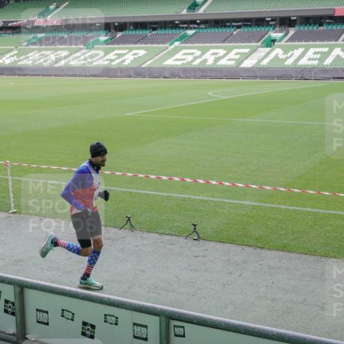 05.10.2025 - 20. swb-Marathon Bremen Michael Burmester http://msf.ph/oto/9226985 05.10.2025 10:17:37 Laufen im Stadion 11, 9291, 10905, 11739 meine-sportfotos.de