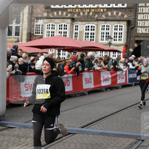 05.10.2025 - 20. swb-Marathon Bremen Yannick Fuchs http://msf.ph/oto/9226988 05.10.2025 11:01:04 Ziel 9208, 9600, 10228, 10258, 10359, 11155 meine-sportfotos.de