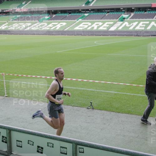 05.10.2025 - 20. swb-Marathon Bremen Michael Burmester http://msf.ph/oto/9227011 05.10.2025 10:17:53 Laufen im Stadion 11, 9291, 10905, 11201, 11739 meine-sportfotos.de