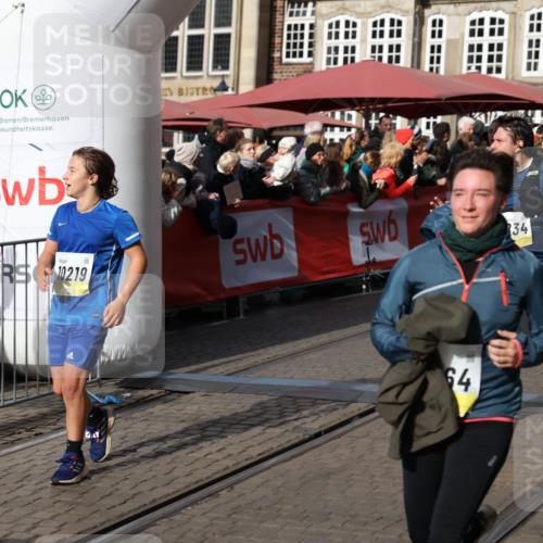 05.10.2025 - 20. swb-Marathon Bremen Yannick Fuchs http://msf.ph/oto/9227021 05.10.2025 10:57:59 Ziel 9221, 9719, 9979, 10219, 10341, 10651, 10834, 10890, 10975, 11023, 11116, 11301, 11457, 11469, 11564, 11575, 11731, 11744 meine-sportfotos.de