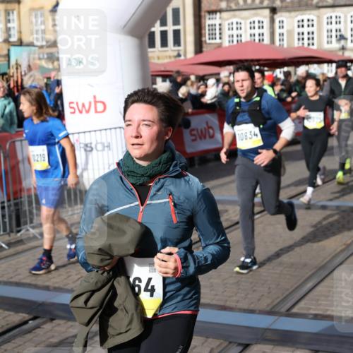 05.10.2025 - 20. swb-Marathon Bremen Yannick Fuchs http://msf.ph/oto/9227032 05.10.2025 10:58:00 Ziel 9221, 9568, 9719, 10219, 10341, 10651, 10703, 10834, 10890, 10975, 11023, 11116, 11301, 11457, 11469, 11564, 11575, 11744 meine-sportfotos.de