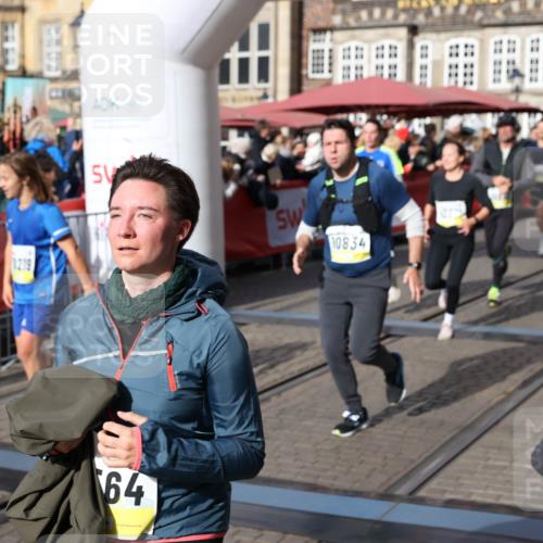 05.10.2025 - 20. swb-Marathon Bremen Yannick Fuchs http://msf.ph/oto/9227039 05.10.2025 10:58:00 Ziel 9221, 9568, 9719, 10219, 10341, 10651, 10703, 10834, 10890, 10975, 11023, 11116, 11301, 11457, 11469, 11564, 11575, 11744 meine-sportfotos.de