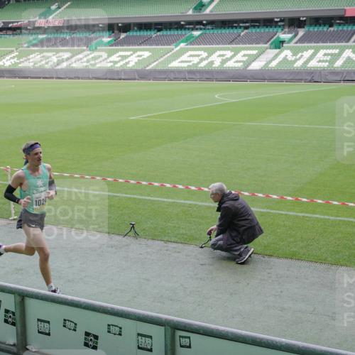05.10.2025 - 20. swb-Marathon Bremen Michael Burmester http://msf.ph/oto/9227055 05.10.2025 10:19:05 Laufen im Stadion 9280, 9996, 10247, 10894, 11130, 11730, 11201 meine-sportfotos.de