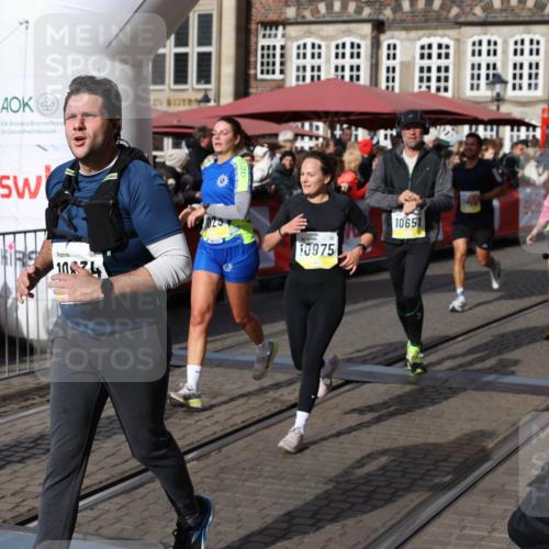 05.10.2025 - 20. swb-Marathon Bremen Yannick Fuchs http://msf.ph/oto/9227060 05.10.2025 10:58:00 Ziel 9221, 9568, 9719, 10219, 10341, 10651, 10703, 10834, 10890, 10975, 11023, 11116, 11301, 11457, 11469, 11564, 11575, 11744 meine-sportfotos.de
