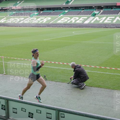 05.10.2025 - 20. swb-Marathon Bremen Michael Burmester http://msf.ph/oto/9227068 05.10.2025 10:19:06 Laufen im Stadion 9280, 9996, 10247, 10894, 11130, 11730, 9280, 11201 meine-sportfotos.de