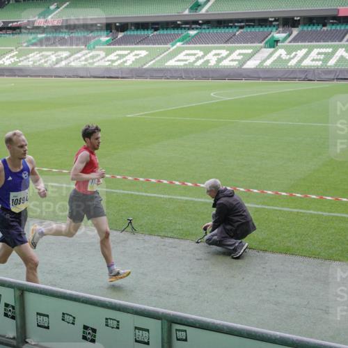 05.10.2025 - 20. swb-Marathon Bremen Michael Burmester http://msf.ph/oto/9227080 05.10.2025 10:19:08 Laufen im Stadion 9996, 10247, 10894, 11130, 11730, 9280 meine-sportfotos.de
