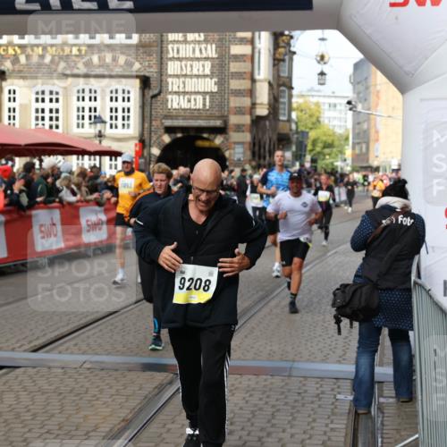 05.10.2025 - 20. swb-Marathon Bremen Yannick Fuchs http://msf.ph/oto/9227155 05.10.2025 11:01:09 Ziel 9208, 9305, 9600, 9954, 10228, 10258, 10359, 10630, 11053 meine-sportfotos.de