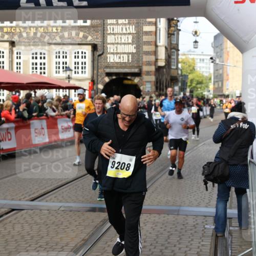 05.10.2025 - 20. swb-Marathon Bremen Yannick Fuchs http://msf.ph/oto/9227167 05.10.2025 11:01:09 Ziel 9208, 9305, 9600, 9954, 10228, 10258, 10359, 10630, 11053 meine-sportfotos.de