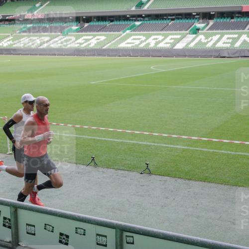 05.10.2025 - 20. swb-Marathon Bremen Michael Burmester http://msf.ph/oto/9227174 05.10.2025 10:20:14 Laufen im Stadion 9319, 9320, 9340, 9694, 9697, 9851, 10410, 10476, 10538, 10718, 11013, 11341, 11443, 9320, 10247, 10894, 11130 meine-sportfotos.de
