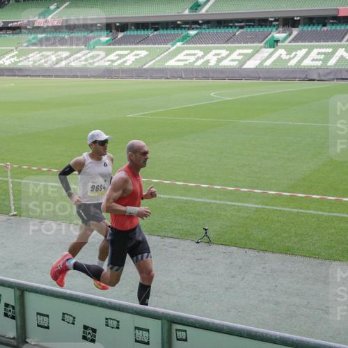 05.10.2025 - 20. swb-Marathon Bremen Michael Burmester http://msf.ph/oto/9227188 05.10.2025 10:20:14 Laufen im Stadion 9319, 9320, 9340, 9694, 9697, 9851, 10410, 10476, 10538, 10718, 11013, 11341, 11443, 9320, 10247, 10894, 11130 meine-sportfotos.de