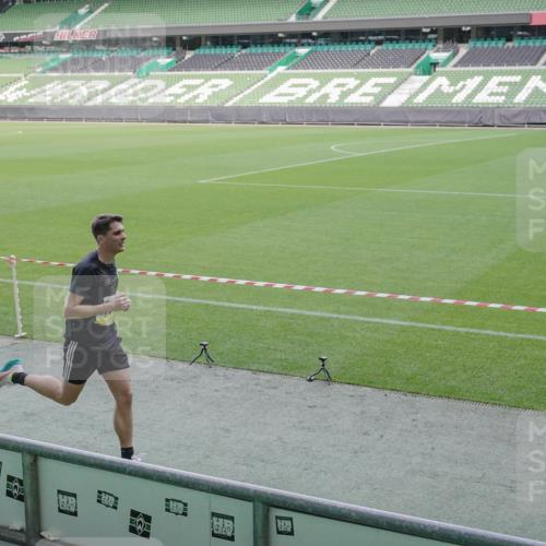 05.10.2025 - 20. swb-Marathon Bremen Michael Burmester http://msf.ph/oto/9227199 05.10.2025 10:20:33 Laufen im Stadion 9319, 9336, 9340, 9596, 9694, 9697, 10410, 10476, 10538, 11013, 11188, 11341, 11443, 9320, 9851, 10718 meine-sportfotos.de