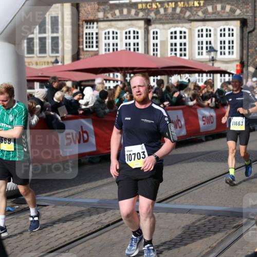 05.10.2025 - 20. swb-Marathon Bremen Yannick Fuchs http://msf.ph/oto/9227218 05.10.2025 10:58:04 Ziel 9221, 9568, 9719, 10219, 10577, 10651, 10703, 10834, 10975, 11023, 11116, 11301, 11469, 11564, 11663 meine-sportfotos.de