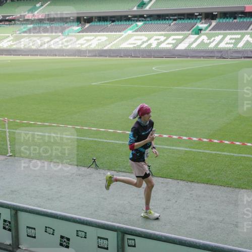 05.10.2025 - 20. swb-Marathon Bremen Michael Burmester http://msf.ph/oto/9227228 05.10.2025 10:20:45 Laufen im Stadion 9336, 9340, 9527, 9596, 9694, 9697, 10372, 10410, 10476, 10538, 11013, 11185, 11188, 11341, 11443, 11687, 9319 meine-sportfotos.de