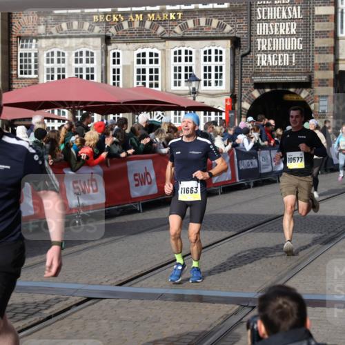 05.10.2025 - 20. swb-Marathon Bremen Yannick Fuchs http://msf.ph/oto/9227244 05.10.2025 10:58:05 Ziel 9221, 9568, 9719, 10577, 10651, 10703, 10793, 10834, 10975, 11023, 11116, 11301, 11469, 11663 meine-sportfotos.de