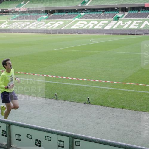 05.10.2025 - 20. swb-Marathon Bremen Michael Burmester http://msf.ph/oto/9227273 05.10.2025 10:21:04 Laufen im Stadion 9336, 9340, 9429, 9480, 9527, 9596, 9694, 9697, 9829, 9833, 10372, 10410, 10476, 10538, 11013, 11185, 11188, 11341, 11443, 11687, 10410, 10476 meine-sportfotos.de