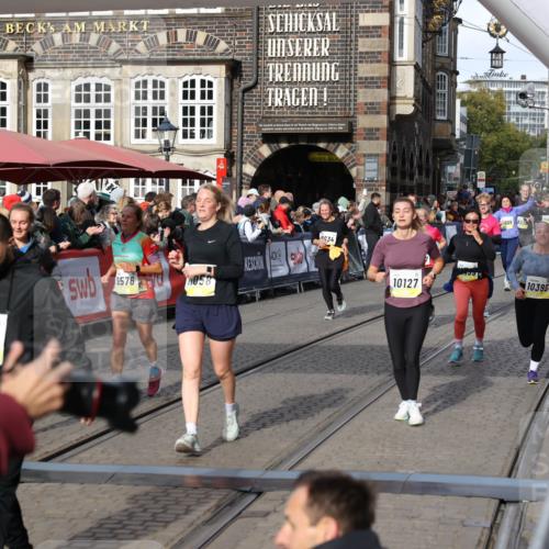05.10.2025 - 20. swb-Marathon Bremen Yannick Fuchs http://msf.ph/oto/9227379 05.10.2025 10:58:12 Ziel 9576, 9582, 9634, 9872, 10127, 10377, 10395, 10459, 10577, 10620, 10793, 11058, 11601, 11663 meine-sportfotos.de
