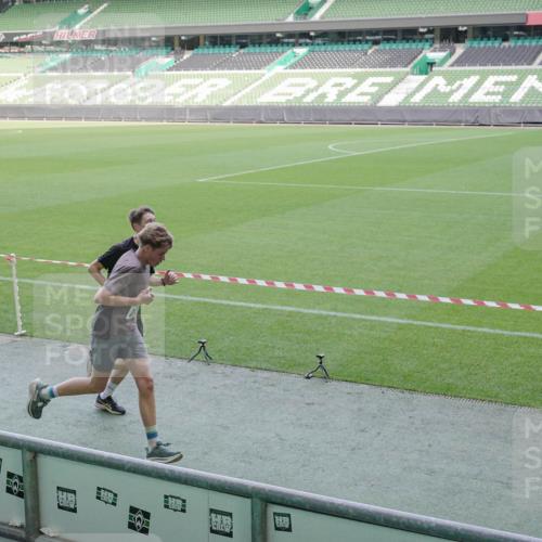 05.10.2025 - 20. swb-Marathon Bremen Michael Burmester http://msf.ph/oto/9227386 05.10.2025 10:22:41 Laufen im Stadion 7111, 9239, 9341, 9504, 9755, 9863, 10052, 10171, 10175, 10176, 10352, 10358, 10409, 10517, 10525, 10847, 10862, 10908, 10967, 11132, 11328, 11335, 11343, 11349, 11430, 11594, 9586, 9809, 10775, 11021 meine-sportfotos.de