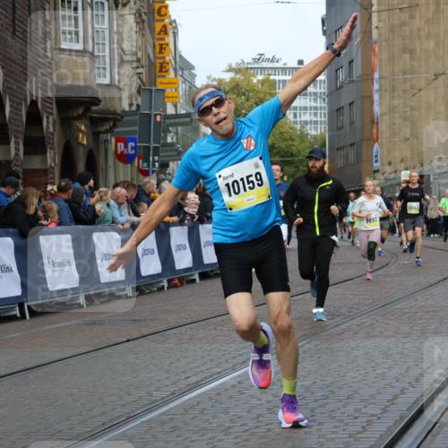 05.10.2025 - 20. swb-Marathon Bremen Strokosch-Dieckow http://msf.ph/oto/9227417 05.10.2025 10:49:55 Ziel 9369, 9676, 9693, 9696, 9803, 10159, 10543, 10868, 10946, 11091, 11642, 11749 meine-sportfotos.de
