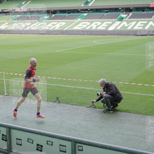 05.10.2025 - 20. swb-Marathon Bremen Michael Burmester http://msf.ph/oto/9227453 05.10.2025 10:23:15 Laufen im Stadion 9239, 9289, 9403, 9504, 9671, 9863, 9922, 10052, 10070, 10161, 10171, 10175, 10176, 10352, 10525, 10565, 10658, 10686, 10753, 10847, 10908, 10952, 10967, 11067, 11069, 11328, 11335, 11343, 11349, 11594, 7111, 10409, 10517, 11430 meine-sportfotos.de