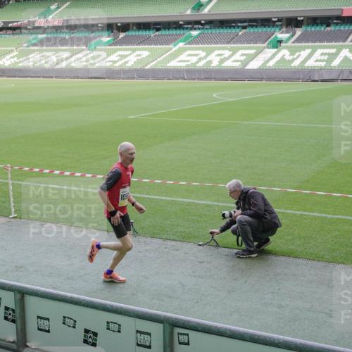 05.10.2025 - 20. swb-Marathon Bremen Michael Burmester http://msf.ph/oto/9227466 05.10.2025 10:23:15 Laufen im Stadion 9239, 9289, 9403, 9504, 9671, 9863, 9922, 10052, 10070, 10161, 10171, 10175, 10176, 10352, 10525, 10565, 10658, 10686, 10753, 10847, 10908, 10952, 10967, 11067, 11069, 11328, 11335, 11343, 11349, 11594, 7111, 10409, 10517, 11430 meine-sportfotos.de