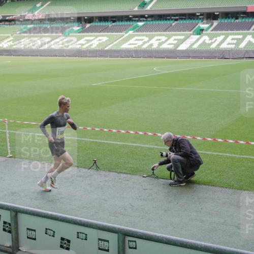 05.10.2025 - 20. swb-Marathon Bremen Michael Burmester http://msf.ph/oto/9227477 05.10.2025 10:23:21 Laufen im Stadion 9213, 9239, 9289, 9403, 9504, 9671, 9863, 9922, 10052, 10070, 10161, 10171, 10175, 10176, 10352, 10525, 10565, 10606, 10658, 10686, 10753, 10847, 10908, 10952, 10967, 11067, 11069, 11328, 11335, 11343, 11349, 11474, 11710, 7111, 10409, 10517, 10967, 11343, 11430, 11594 meine-sportfotos.de