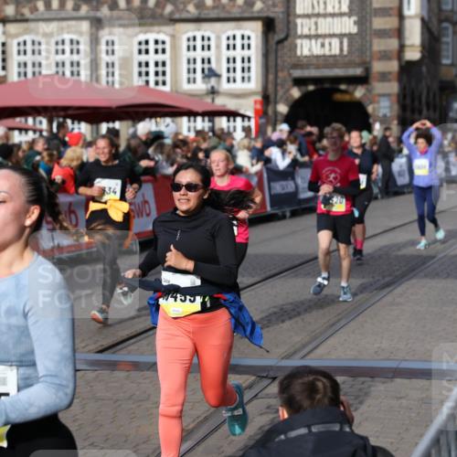 05.10.2025 - 20. swb-Marathon Bremen Yannick Fuchs http://msf.ph/oto/9227487 05.10.2025 10:58:15 Ziel 9330, 9576, 9582, 9634, 9872, 10127, 10377, 10395, 10398, 10459, 10620, 10793, 11058, 11601, 11608 meine-sportfotos.de