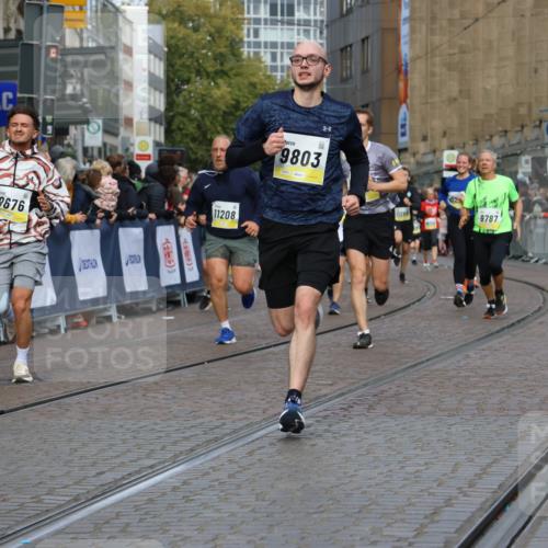 05.10.2025 - 20. swb-Marathon Bremen Strokosch-Dieckow http://msf.ph/oto/9227547 05.10.2025 10:50:02 Ziel 9485, 9676, 9693, 9787, 9803, 10246, 10543, 10868, 11104, 11208, 11288, 11295, 11621 meine-sportfotos.de