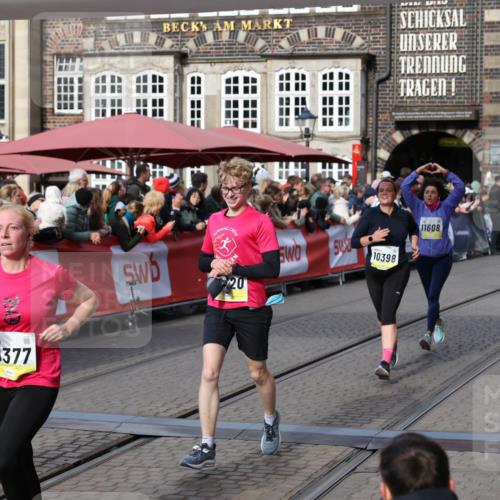 05.10.2025 - 20. swb-Marathon Bremen Yannick Fuchs http://msf.ph/oto/9227556 05.10.2025 10:58:16 Ziel 9330, 9576, 9582, 9634, 9872, 10127, 10377, 10395, 10398, 10459, 10620, 11058, 11601, 11608 meine-sportfotos.de