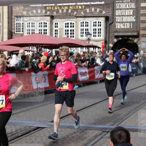05.10.2025 - 20. swb-Marathon Bremen Yannick Fuchs http://msf.ph/oto/9227561 05.10.2025 10:58:16 Ziel 9330, 9576, 9582, 9634, 9872, 10127, 10377, 10395, 10398, 10459, 10620, 11058, 11601, 11608 meine-sportfotos.de