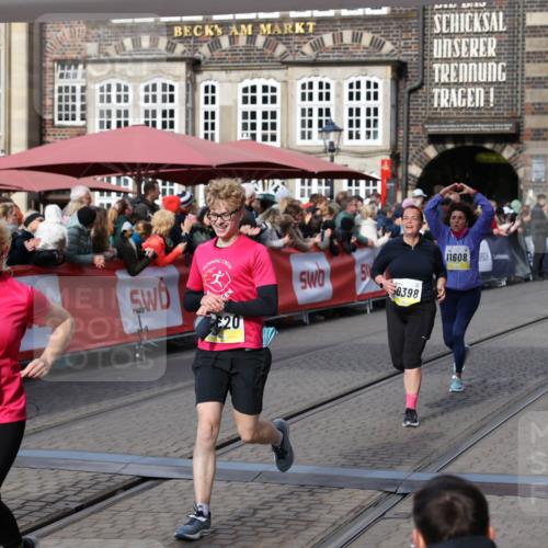 05.10.2025 - 20. swb-Marathon Bremen Yannick Fuchs http://msf.ph/oto/9227567 05.10.2025 10:58:16 Ziel 9330, 9576, 9582, 9634, 9872, 10127, 10377, 10395, 10398, 10459, 10620, 11058, 11601, 11608 meine-sportfotos.de