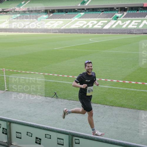 05.10.2025 - 20. swb-Marathon Bremen Michael Burmester http://msf.ph/oto/9227568 05.10.2025 10:24:25 Laufen im Stadion 9262, 9364, 9524, 9700, 10208, 10229, 10592, 10691, 10744, 10838, 10880, 10910, 11086, 11476, 11701, 11725, 9213, 9289, 9403, 9922, 10070, 10276, 10606, 10753, 11067, 11069, 11114, 11418, 11474, 11567, 11710 meine-sportfotos.de