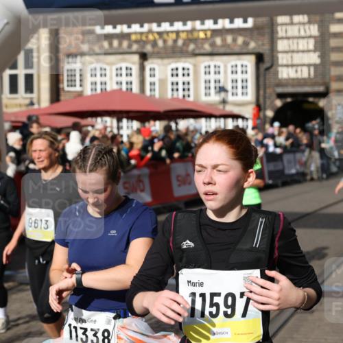 05.10.2025 - 20. swb-Marathon Bremen Yannick Fuchs http://msf.ph/oto/9227572 05.10.2025 11:01:22 Ziel 9182, 9443, 9613, 9880, 10544, 10762, 10914, 11337, 11338, 11524, 11597, 11680 meine-sportfotos.de